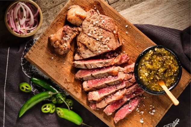 Rib Eye a la parrilla con salsa verde asada