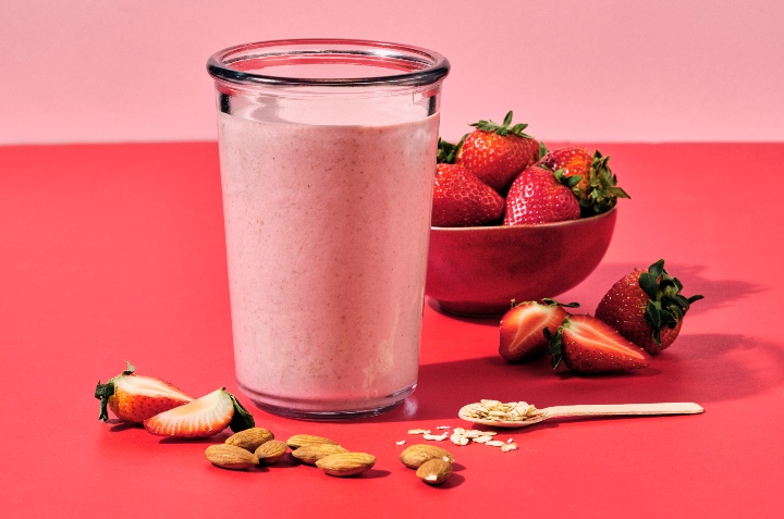 Smoothie de fresa, almendras, avena y miel