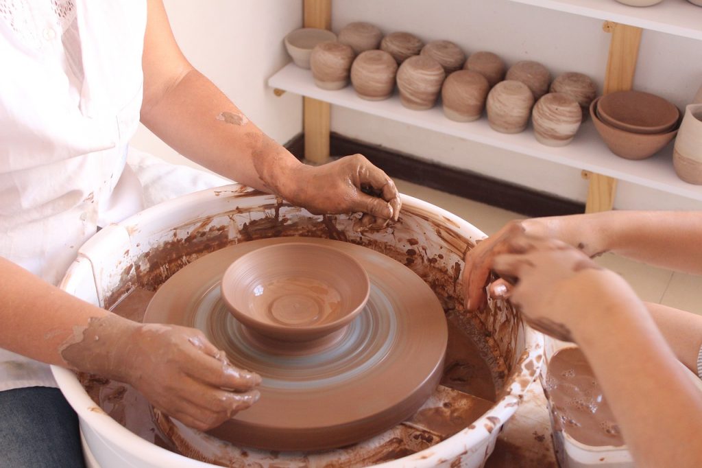 Cómo detectar plomo en tu olla, platos y tazas de barro. Tres