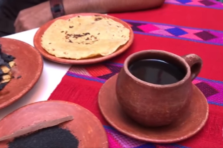 café con tortilla quemada