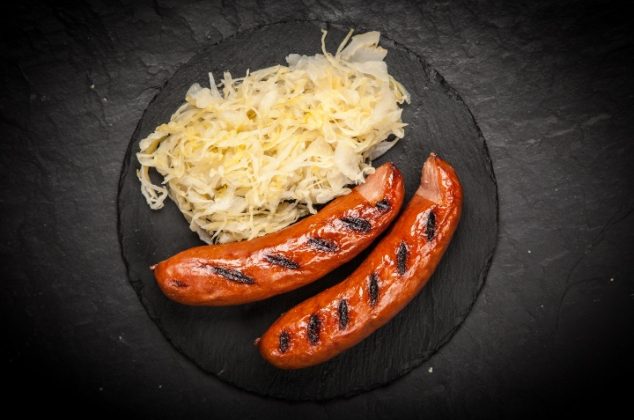 Calabacitas con queso Parmigiano Reggiano y salchichas Bratwurst alemanas