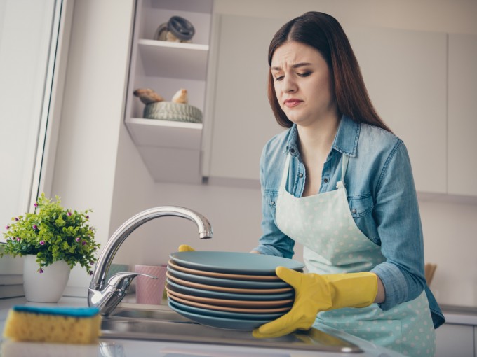 cómo eliminar olor a choquía de los trastes