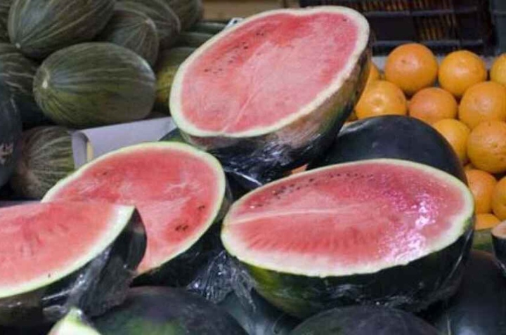 sandia cortada en supermercado