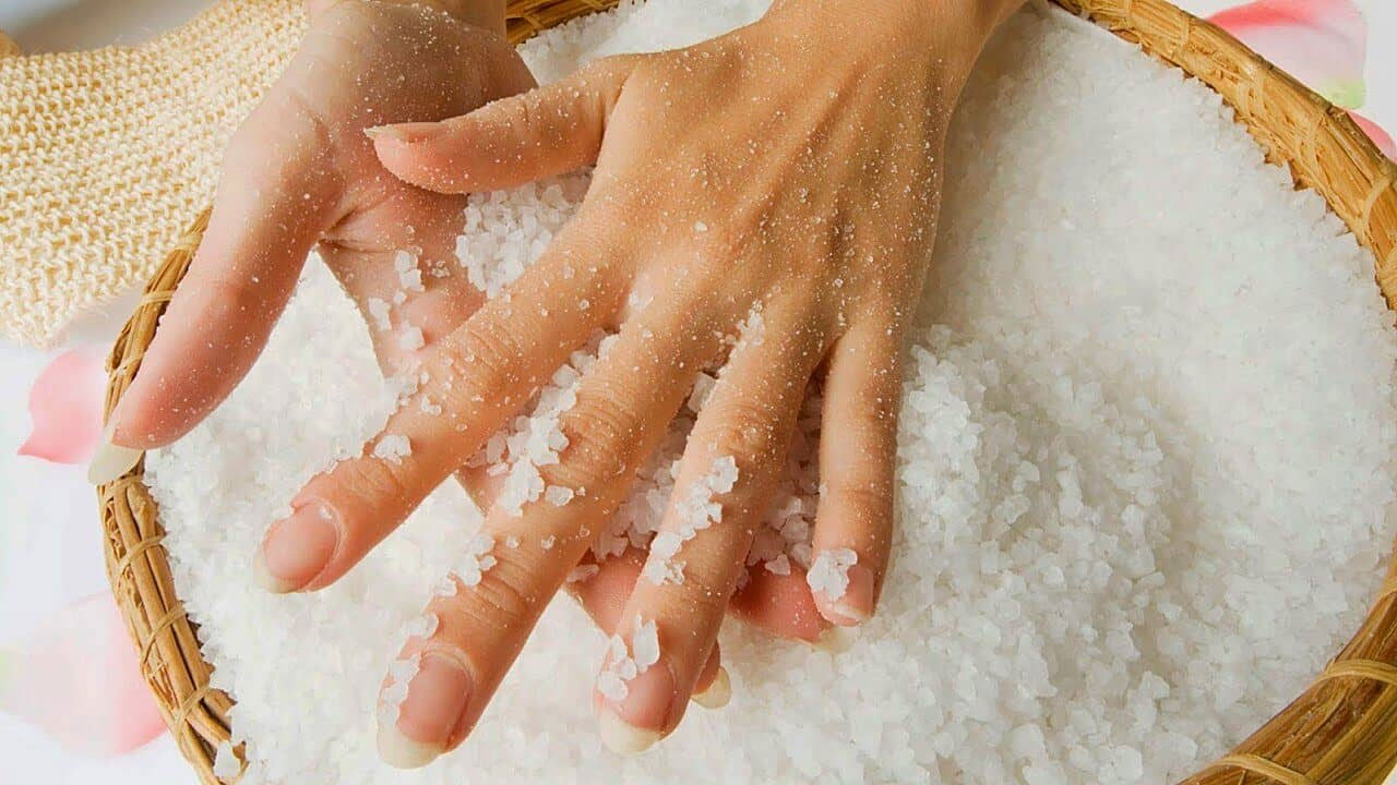 lavarse las manos con sal de grano