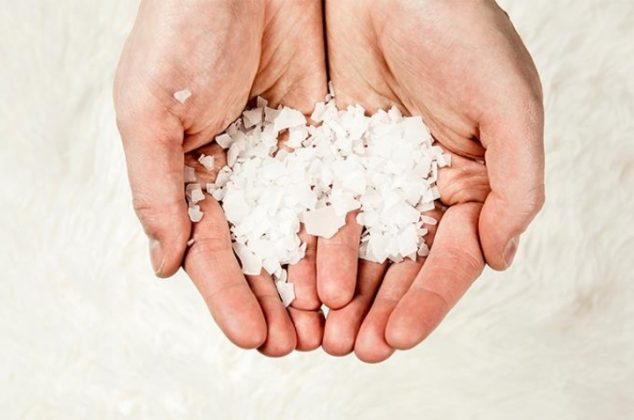Beneficios de lavarse las manos con sal de grano cada inicio de mes