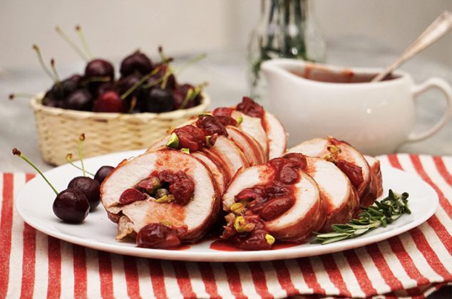 Lomo de cerdo relleno de cerezas envuelto en tocino