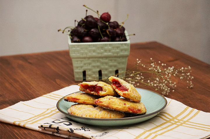 Empanadas rellenas de compota de cerezas