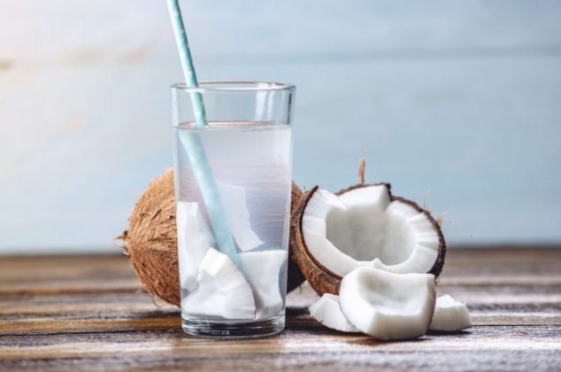 Beneficios de tomar agua de coco natural para la salud