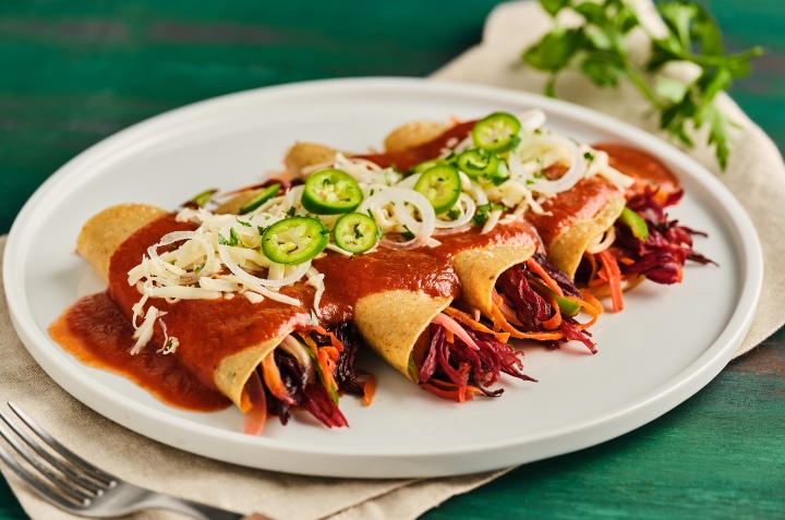 Enchiladas de jamaica con salsa de chipotle