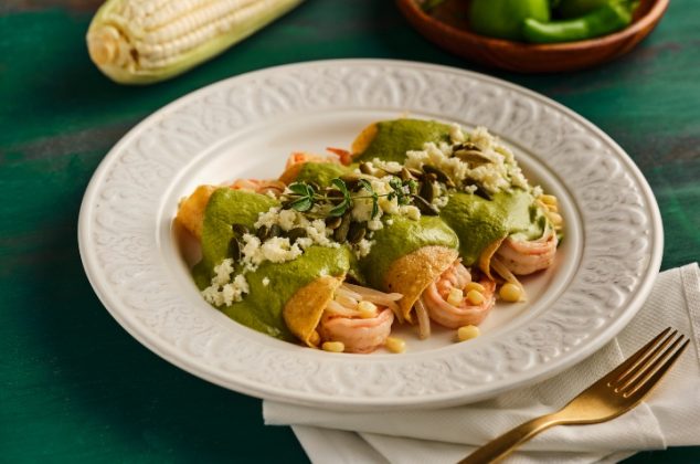 Enchiladas de mole verde rellenas de camarones