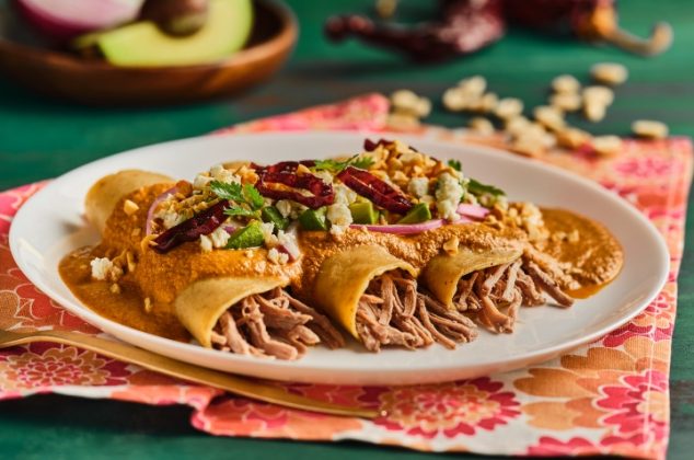 Enchiladas encacahuatadas con carne de cerdo