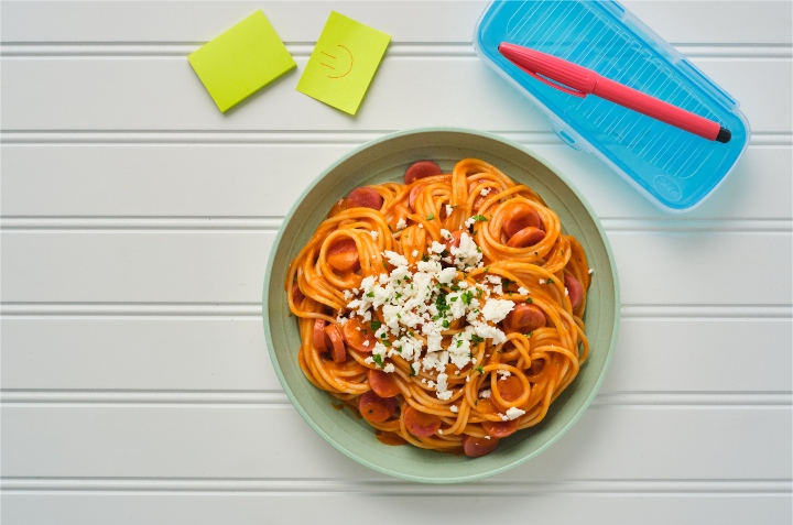 Espagueti cremoso con salchicha