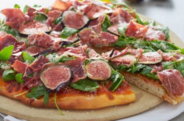 Pizza de cerveza con jamón, higos y rúcula