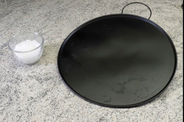 Cómo quitar lo quemado del comal rápidamente