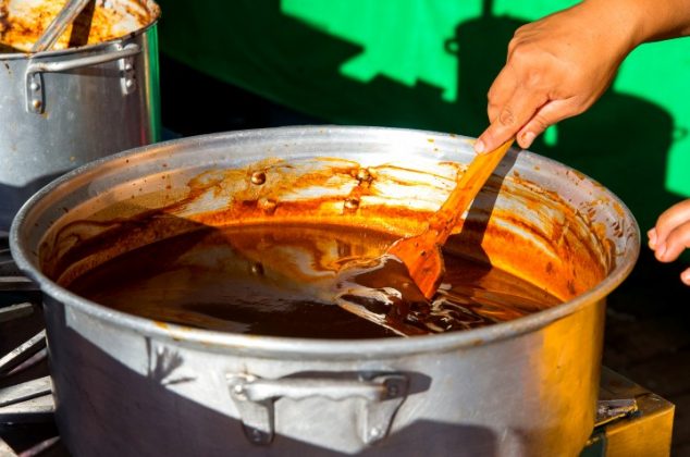 Prepara 5 litros de mole casero, ¡perfecto para Fiestas Patrias!