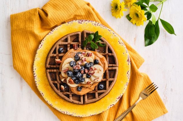 Waffles de chocolate con plátano y crema de cacahuate