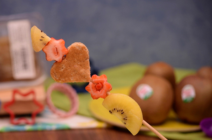 Brochetas divertidas de Kiwi Zespri Vita Sungold y hot cake integral