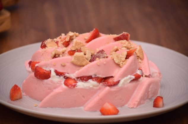 Gelatina de leche condensada rellena de fresas con crema