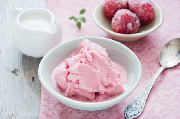 Helado de yogurt con fresas naturales y almendras