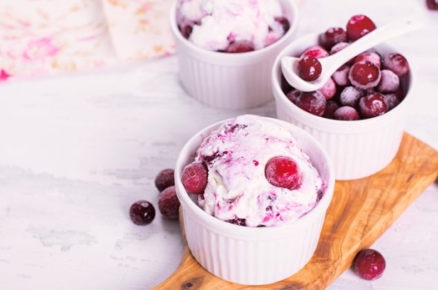 Helado de yogurt natural con frutos rojos ¡Solo 3 ingredientes!
