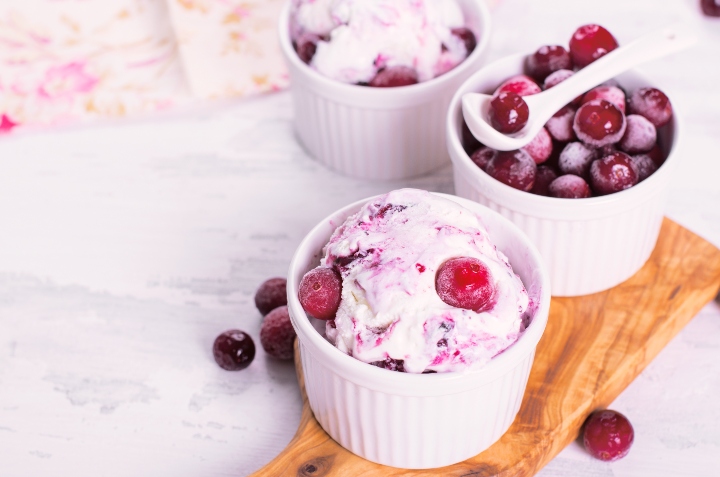 Helado de yogurt natural con frutos rojos