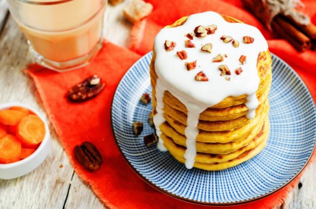 Hot cakes de pastel de zanahoria saludables para desayunar