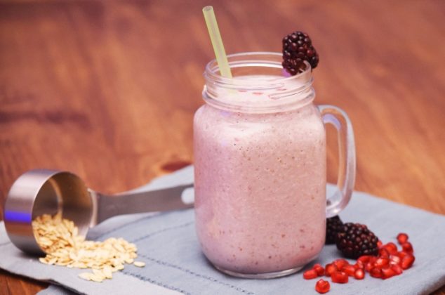 Delicioso licuado de granada y avena, ¡alto en fibra y antioxidantes!