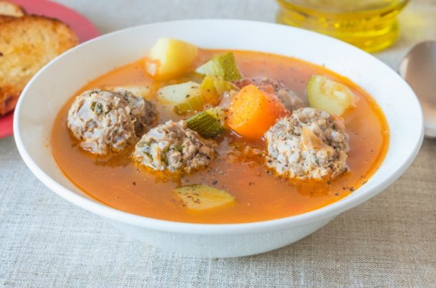 Prepara esta sopa de albóndigas de carne y verdura, ¡solo 30 minutos!