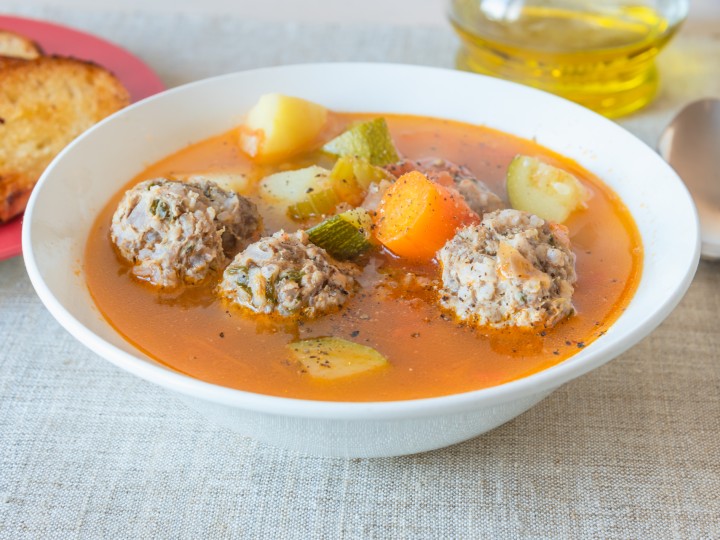 sopa de albondigas con verduras