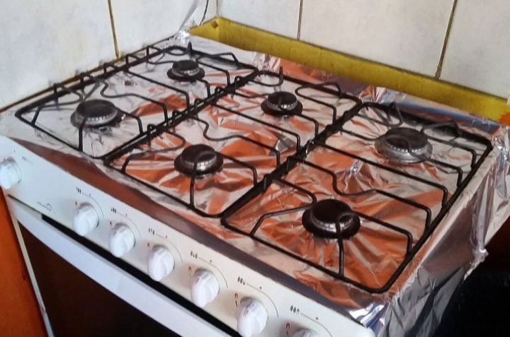 estufa con papel aluminio