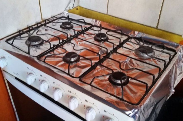 El truco de poner papel de aluminio en la cocina para no manchar