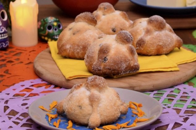 Pan de muerto con mantequilla y pasas