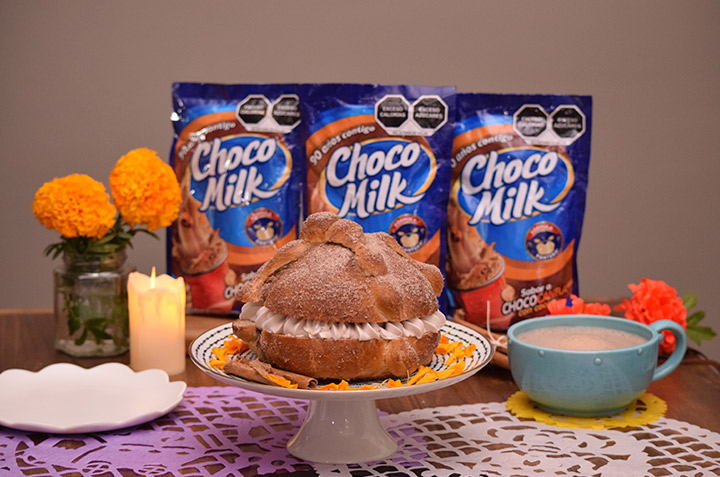 Pan de muerto relleno de ChocoMilk chococanela