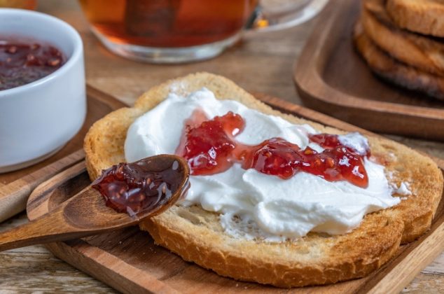 Pan tostado Bimbo con queso crema y mermelada de fresa y chipotle