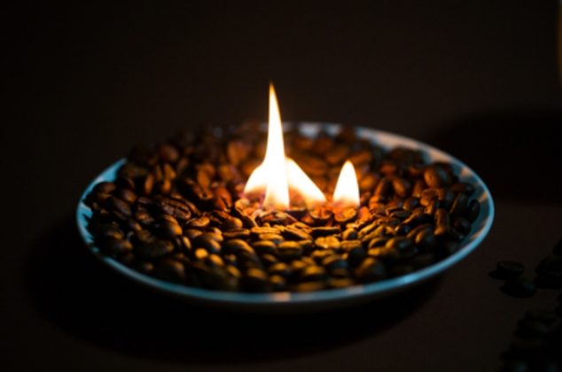 Beneficios y propiedades de quemar granos de café en casa