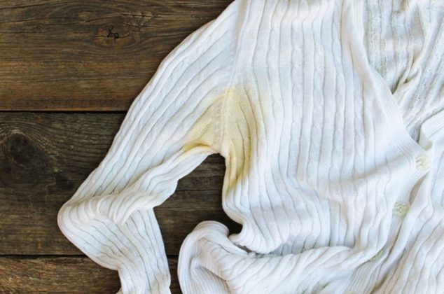 5 trucos caseros para quitar las manchas de sudor de la ropa
