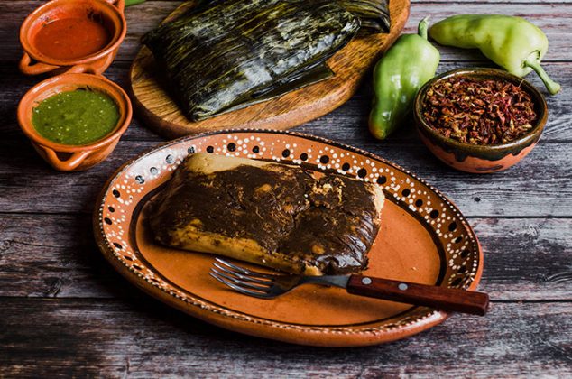 Tamales oaxaqueños con mole poblano