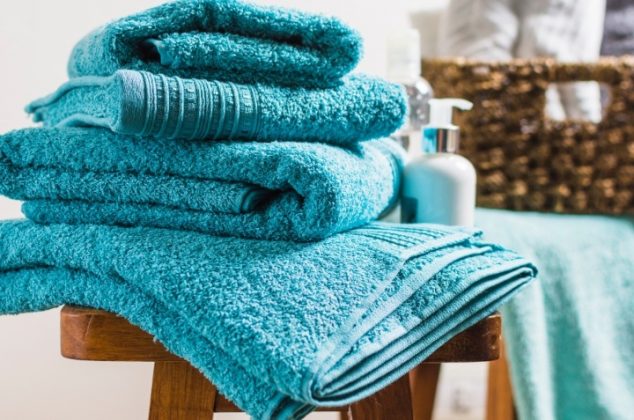 4 trucos caseros para eliminar el olor a humedad de las toallas