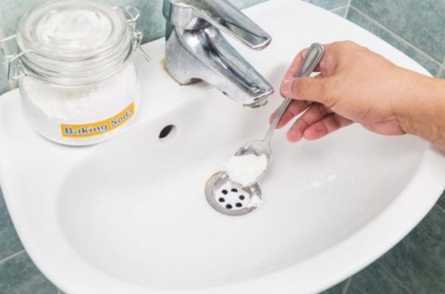 Truco con bicarbonato para eliminar malos olores del lavabo del baño