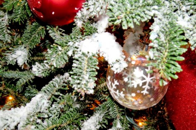 Aprende cómo hacer nieve artificial casera para tu árbol de Navidad