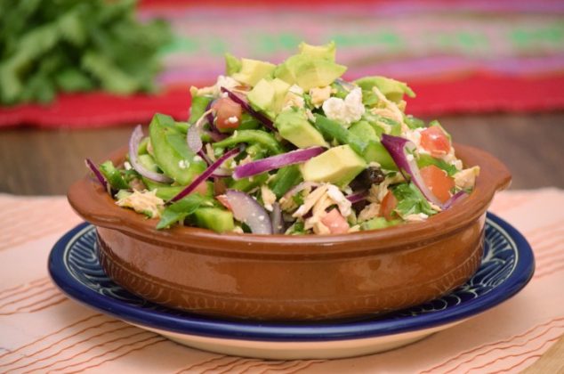 Saludable ensalada de nopal y pollo desmenuzado