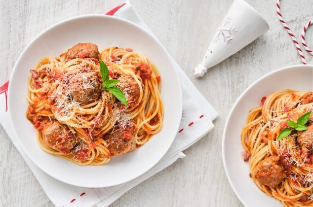 Delicioso espagueti con albóndigas para cena navideña