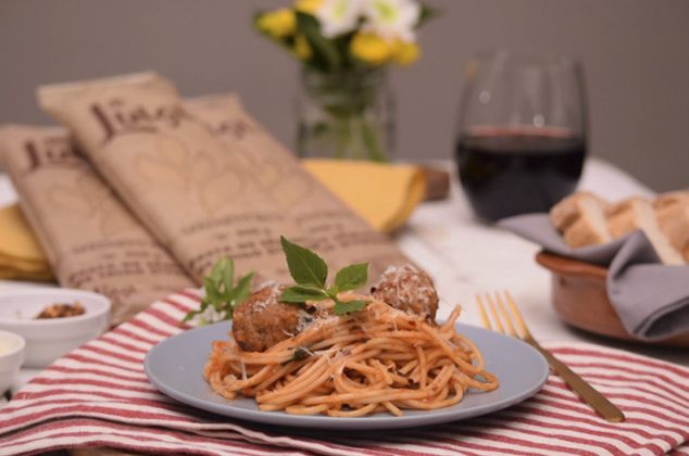 Spaghetti con albóndigas rellenas de queso y salsa picosa de tomate y albahaca