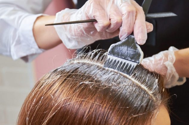 Cómo hacer tinte casero con cáscara de nuez para disimular las canas