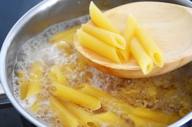 Truco con agua de pasta para quitar el dolor de pies