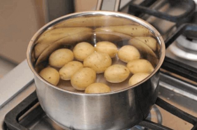 Estos son los beneficios de trapear tu cocina con agua de papas cocidas