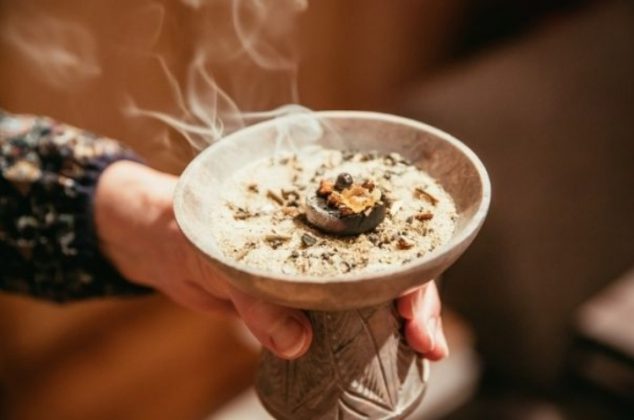 Cómo prepara una cazuela de la abundancia con canela, café y laurel