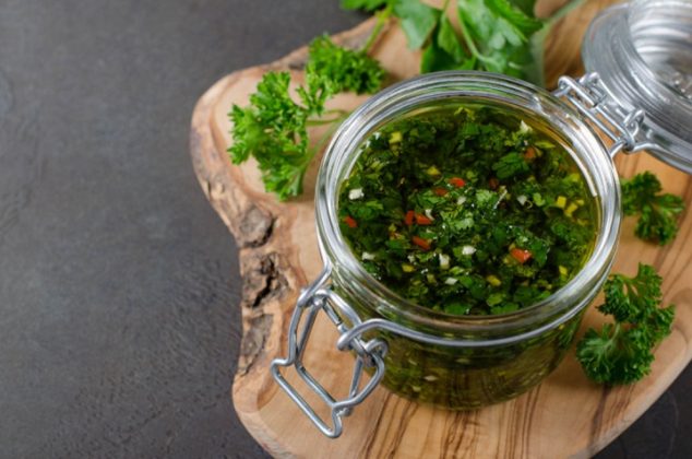 Cómo hacer chimichurri casero en 4 sencillos pasos