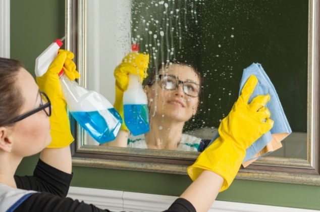 ¿Manchas de agua en el espejo? 3 remedios caseros para quitarlas sin rayarlo