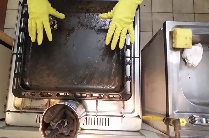 quitar cochambre de la bandeja del horno